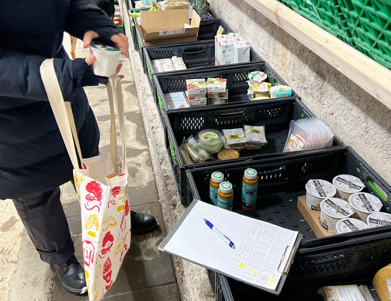 Flohmarkt mit verschiedenen ausgestellten Nahrungsmittelprodukten