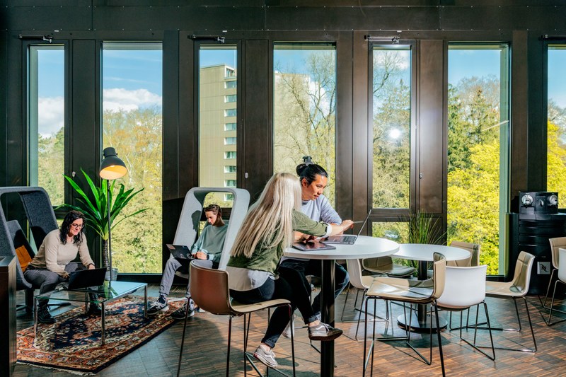 Young students on the FHNW Campus Brugg-Windisch