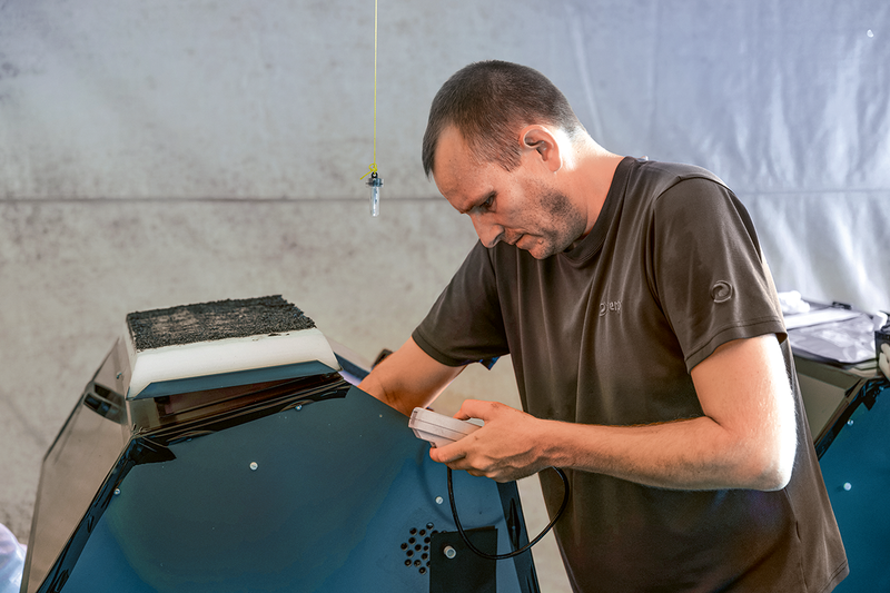 Thomas Gross macht mit einem Trommelkomposter einen neuen Bodenverbesserer, der Biokohle, anaerob vergorene Grünabfälle und den organischen Anteil von Siedlungsabfällen enthält.