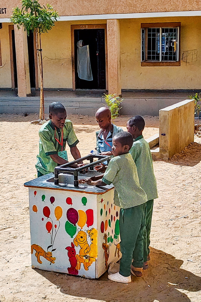 Schulkinder in einer Grundschule in Maiduguri, Borno State, Nigeria, benutzen ein Gravit`eau-Handwaschsystem.