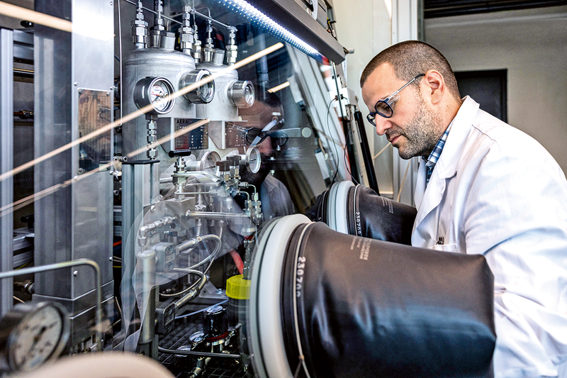 This Zahnd führt die Fließreaktion in einer Sicherheitshandschuhbox durch.