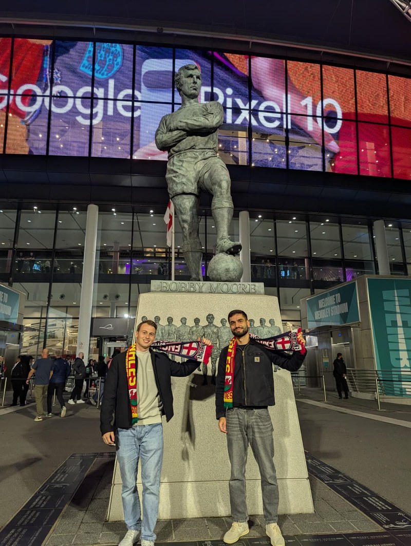 Foto_vor_Wembley.jpg