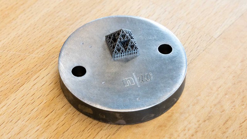 Mittels mikro Selektivem Laserschmelzen (µSLM) gefertigte fraktale Pyramide aus Titan mit fünf Iterationsstufen. Die Struktur demonstriert das Potenzial hochauflösender additiver Fertigungsverfahren zur Herstellung geometrisch komplexer, hierarchisch aufgebauter Mikrostrukturen.