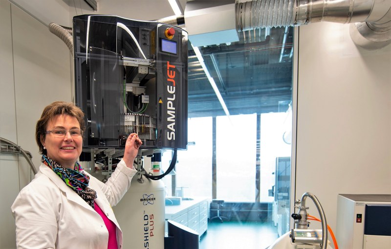 Expertin Dr. Uta Scherer leitet die NMR-Dienstleistung.