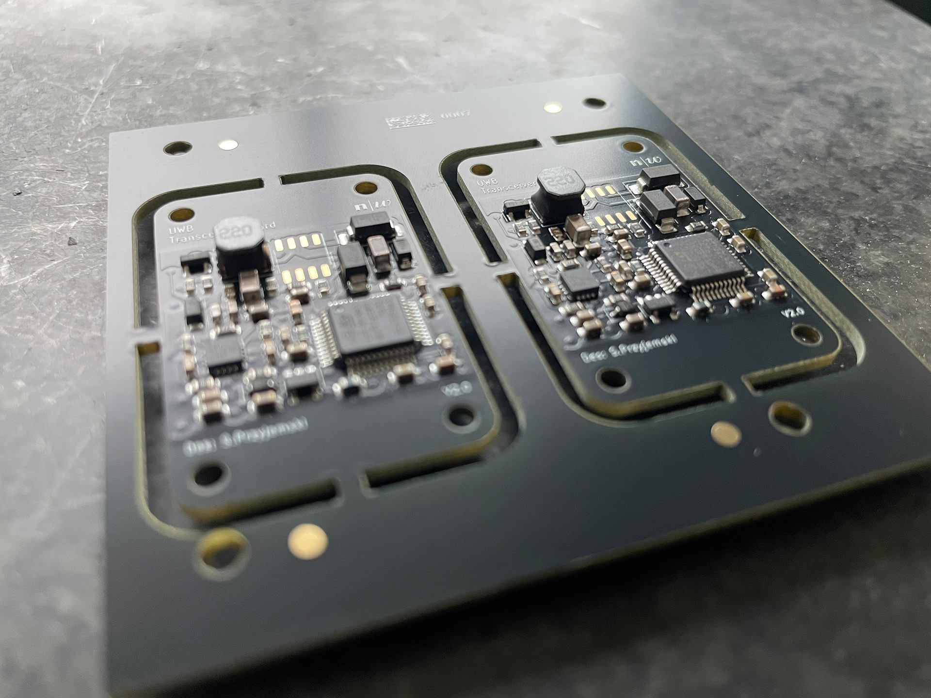 Nahansicht von zwei elektrischen Schaltplatten