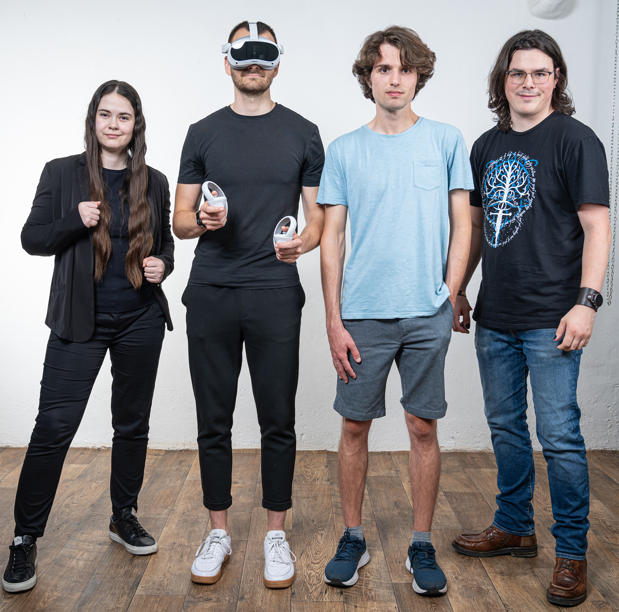 Vier Personen stehen nebeneinander und schauen in die Kamera: Elena Börlin steht ganz links, daneben steht ein Mann mit einem Virtual-Reality-Headset und zwei weitere junge Männer.