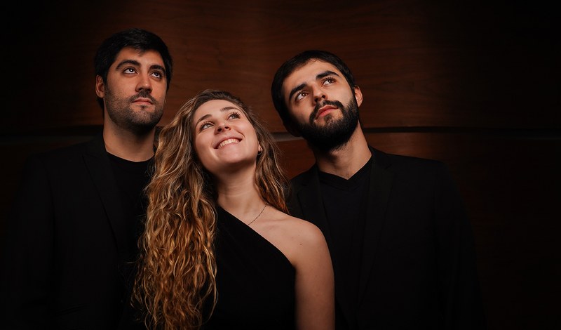 Zwei Männer und eine Frau mit Blick nach oben