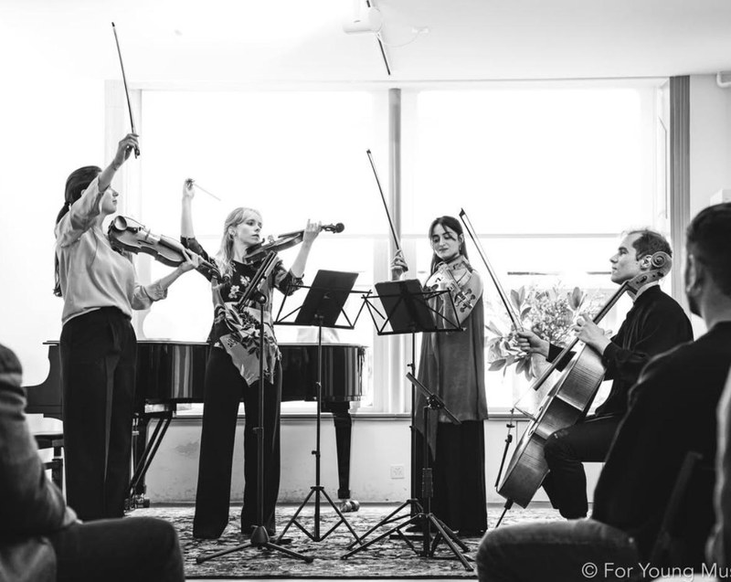 Drei Frauen mit Violinen und ein Mann mit Cello