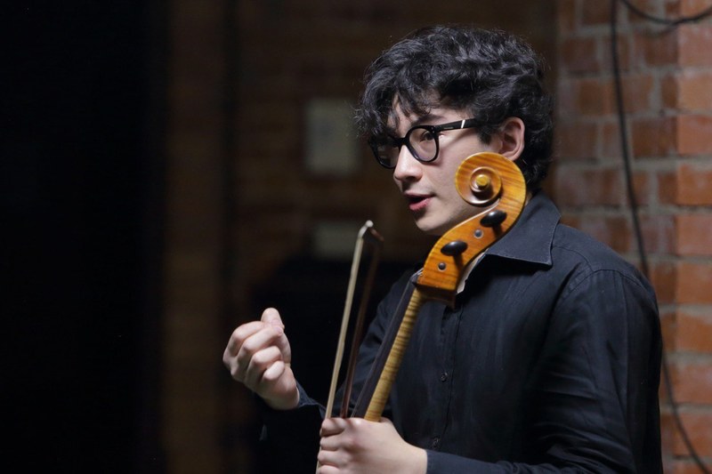 Mann mit Violoncello