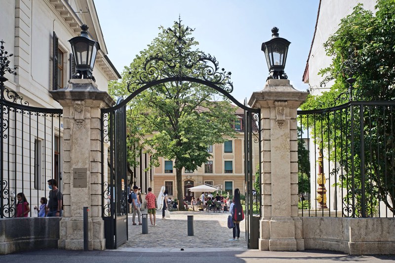 Eingang Campus MAB 2021.JPG