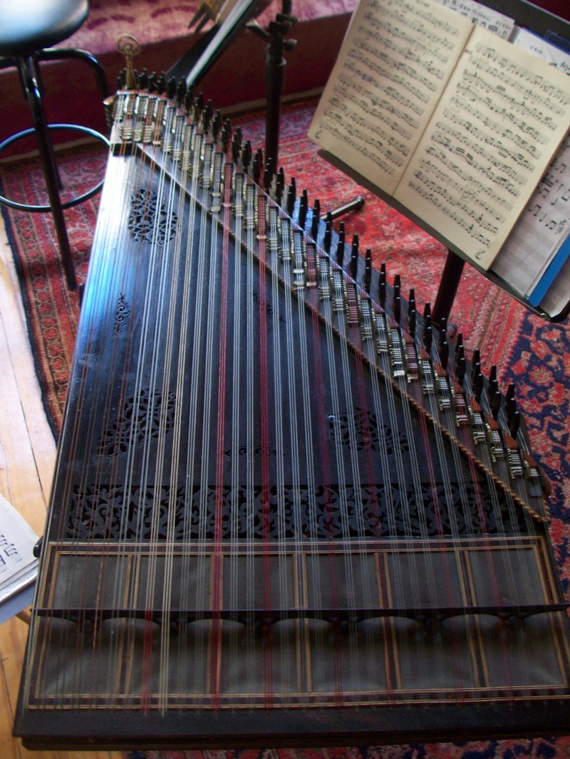 JI-Kanun von Julien Jalal Eddine Weiss Istanbul 2010.jpg