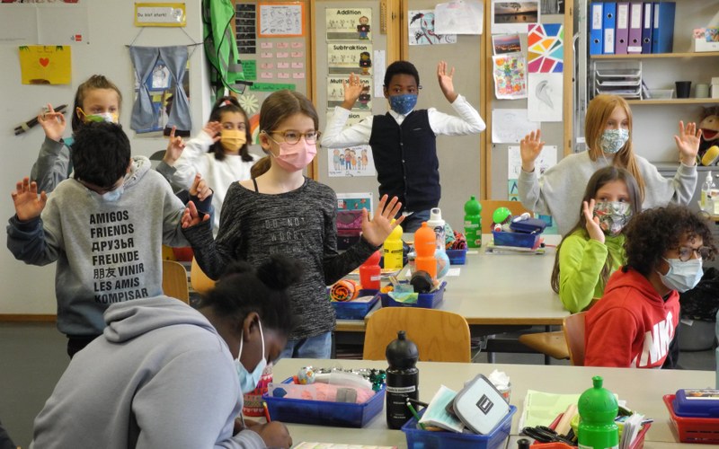 Bei einer kurzen Umfrage zeigten die Kinder, wie viele Sprachen sie sprechen.