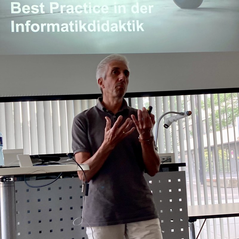 Urs Meyer hielt das Inputreferat am vierten Abend der Veranstaltungsreihe «Bildung für eine Welt von morgen». Foto: Thomas Röthlin