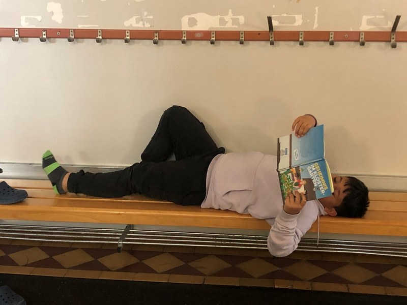 Bild3_Lesender Schueler.jpg