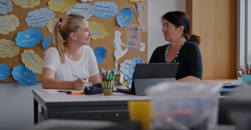 02_Gemeinsames Planen von Unterricht_Chiara Geraldine zuhörend.PNG