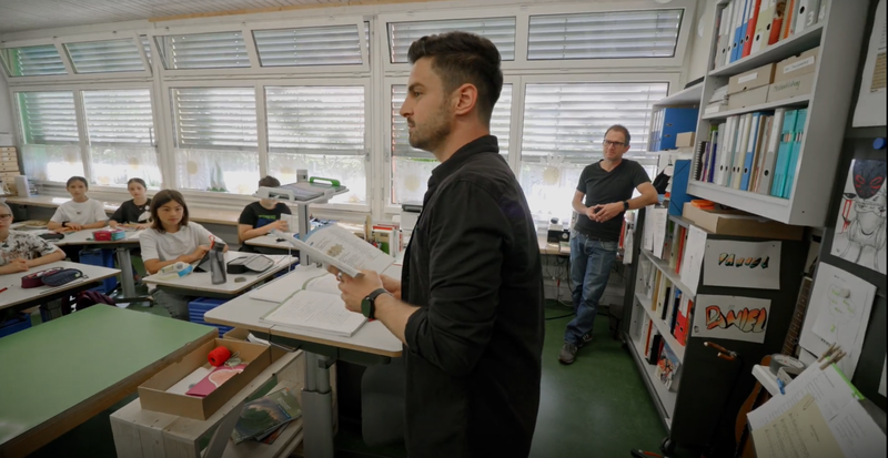 03_Gemeinsames Unterrichten_Serdar mittig_Daniel im Hintergrund.PNG