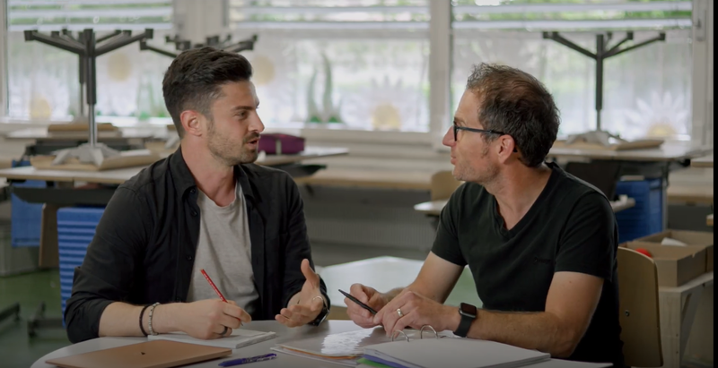 04_Gemeinsames Auswerten des Unterricht_Serdar_Daniel am Tisch.PNG