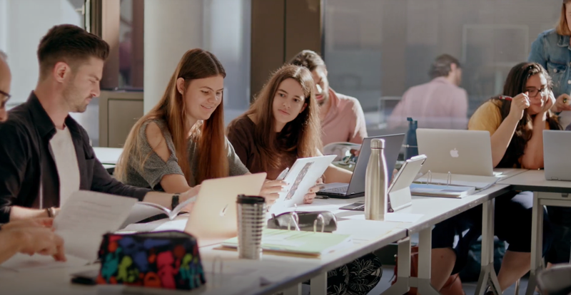 05_Reflexionsseminar_Serdar_2 Mitstudentinnen_mehr Klassenatmo.PNG