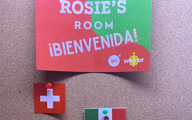 Persönliche Begrüssung im Zimmer im Campus Queretaro.jpg