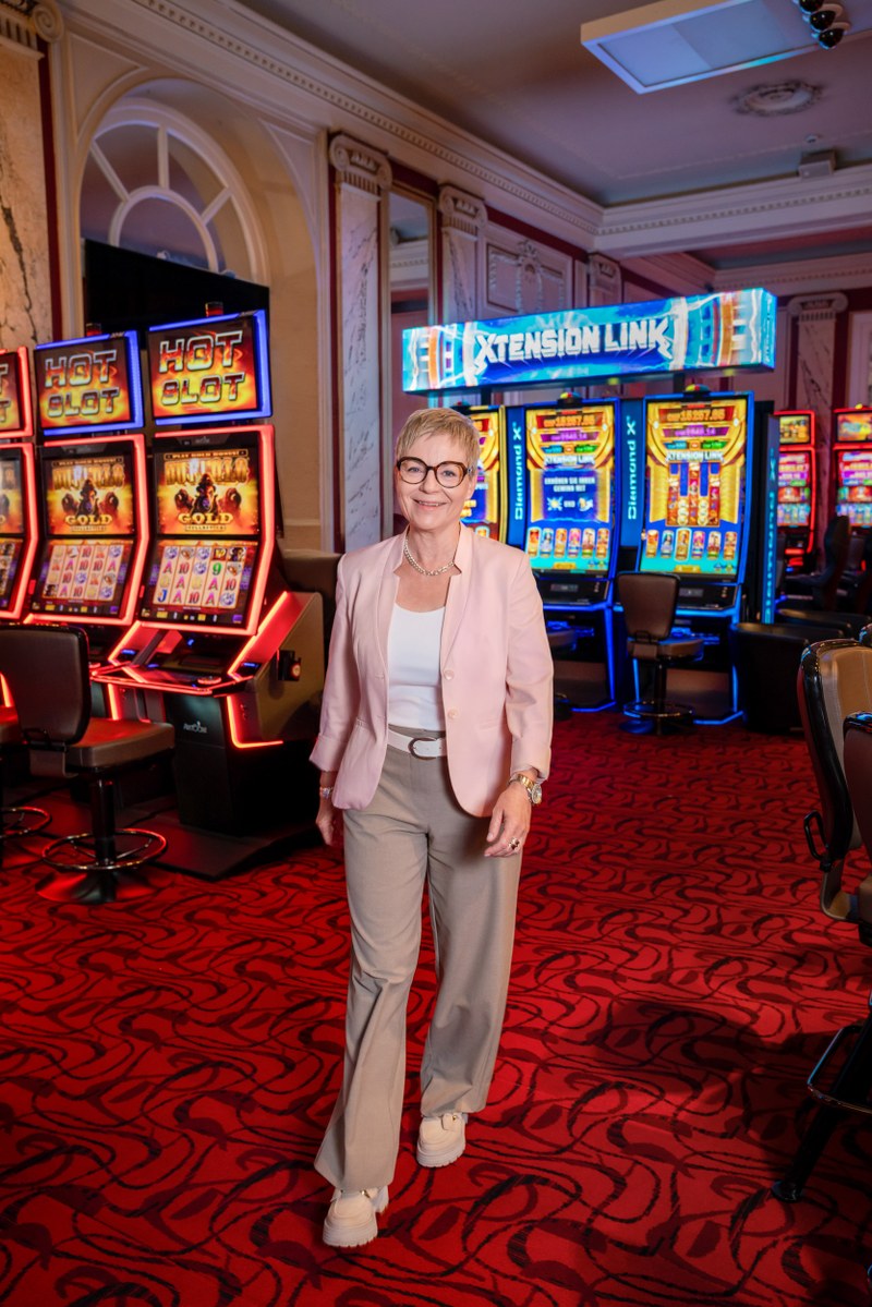 Marion Riesen im Spielsaal des Grand Casino Luzern – HR-Strategie für die Zukunft im Praxisalltag