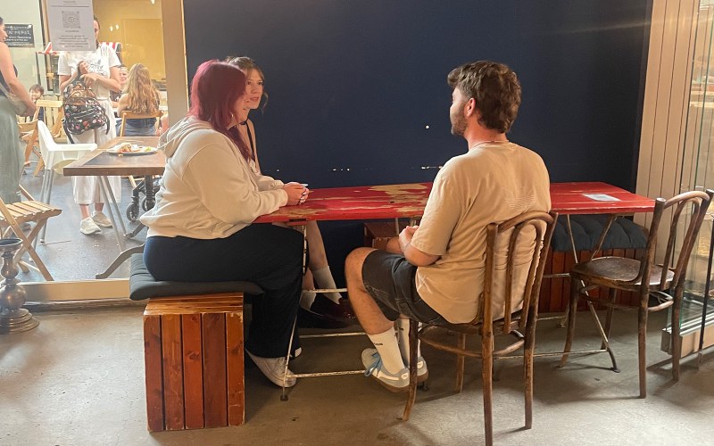 Die Ansprechbar im Café Finkmüller in der Basler Markthalle