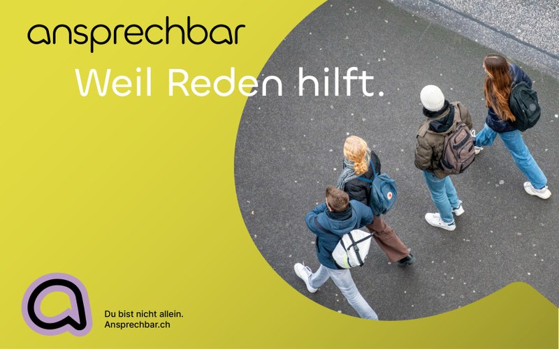 Jugendliche laufen auf einer Strasse und unterhalten sich. Ansprechbar: Weil Reden hilft.