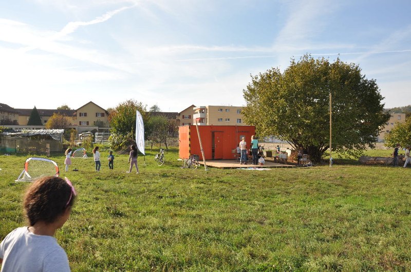 Im «Open House» treffen sich jeweils rund zwanzig Kinder. Sie werden von Betreuenden dabei begleitet, Neues zu entdecken und Konflikte zu lösen. (© Quartierentwicklung)