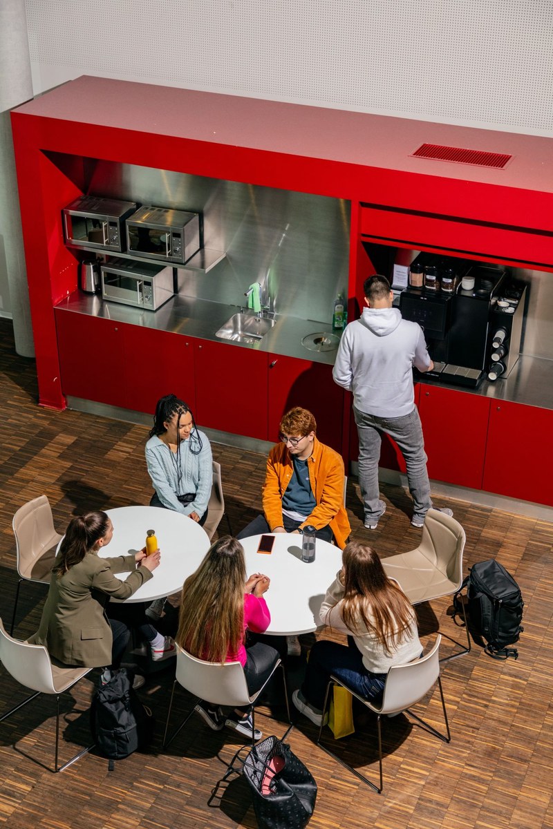 Aufenthaltsbereich mit Mikrowellen und Leuten beim Essen in Brugg-Windisch