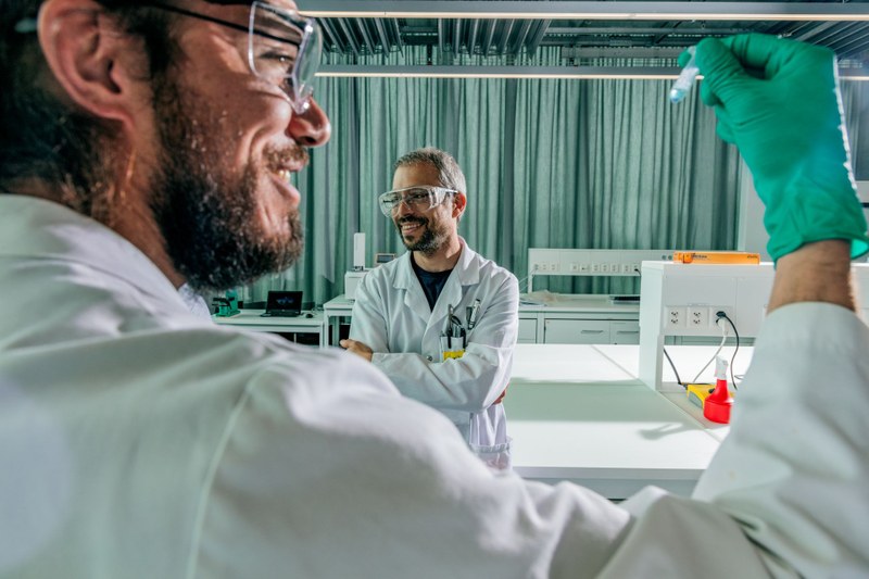 Personen in Laborkleidung an der Hocshchule für Life Sciences