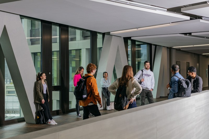 Students on the FHNW Campus Brugg-Windisch