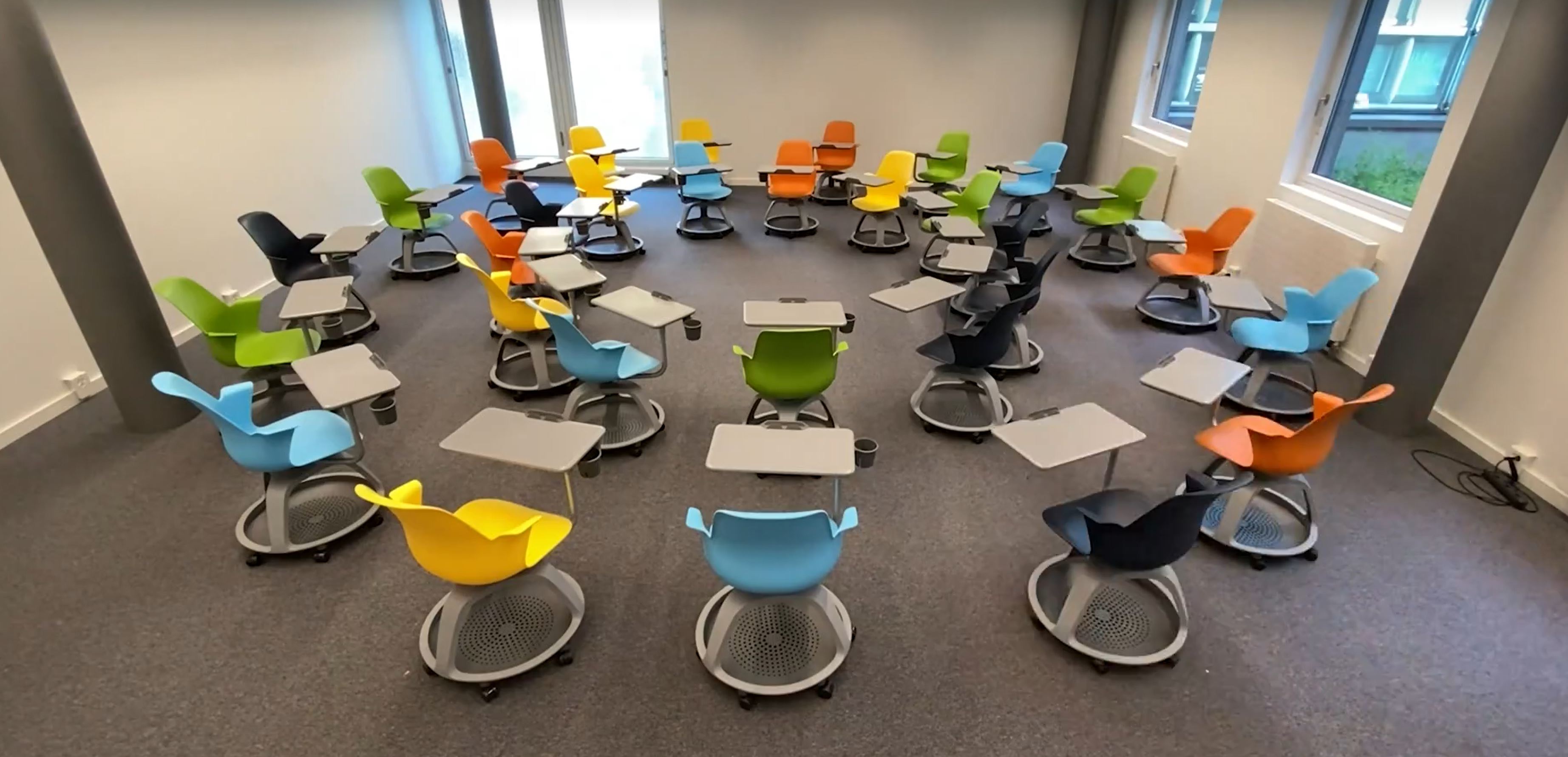 Die flexiblen Stühle sind frei beweglich und haben einen eigenen Tisch, so dass der Lehrraum umgestaltet werden kann.