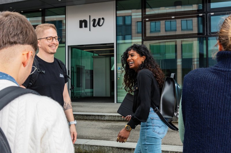 Students in front of the FHNW Campus Olten
