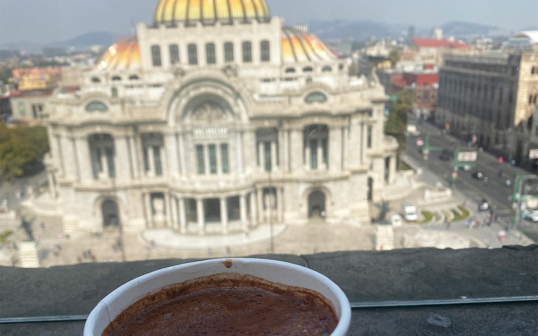 Mexikanischer Kaffee mit Chili vor dem Museo de las bellas Arte.jpg
