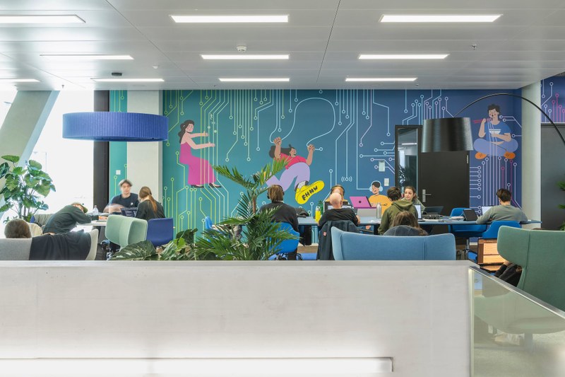 Lounge mit Sesseln und Arbeitsplätzen am FHNW Campus Brugg-Windisch