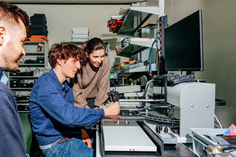 Studierende arbeiten an einem Computer im Elektrotechniklabor der Hochschule für Technik und Umwelt FHNW