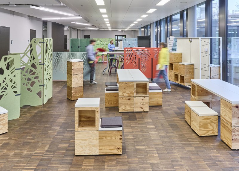 Ein anderer modularer Lernbereich am FHNW Campus Brugg-Windisch: Holzkisten lassen sicht zu Tischen, Stühlen und Bänken stapeln.