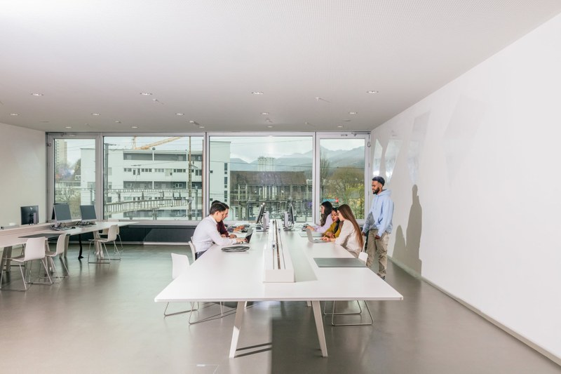 Studierende an Arbeitsplätzen auf dem FHNW Campus Olten