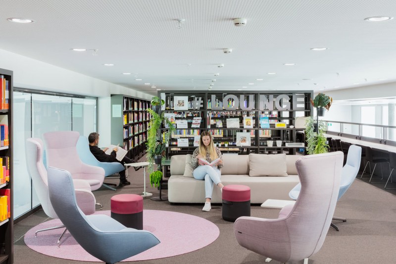 Loungesessel in der Bibliothek auf dem FHNW Campus Olten