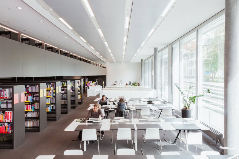 Lernplätze in der Bibliothek auf dem FHNW Campus Olten