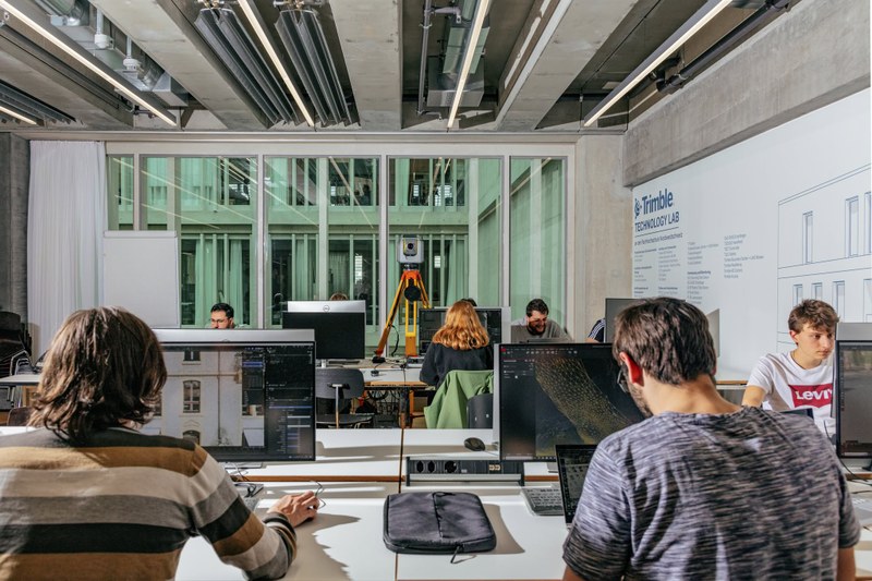 Geomatik-Arbeitsraum mit Geomatikgeräten am FHNW Campus Muttenz