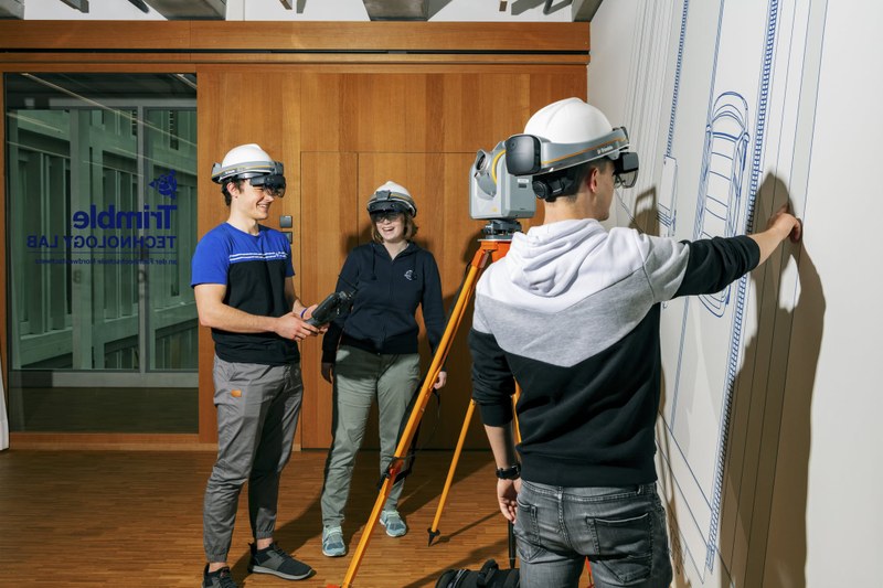 Geomatik-Studierende mit VR-Helmen im Trimble Technology Lab der Hochschule für Architektur, Bau und Geomatik