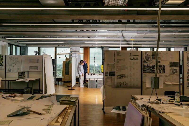 Atelier mit Einzelarbeitsplätzen für Architekturstudierende