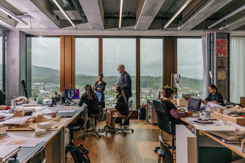 Studierende arbeiten im FHNW Campus Muttenz an ihren Architekturmodellen