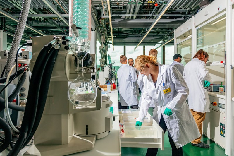 Studierende der Hochschule für Life Sciences in Laborkitteln im Labor des FHNW Campus Muttenz