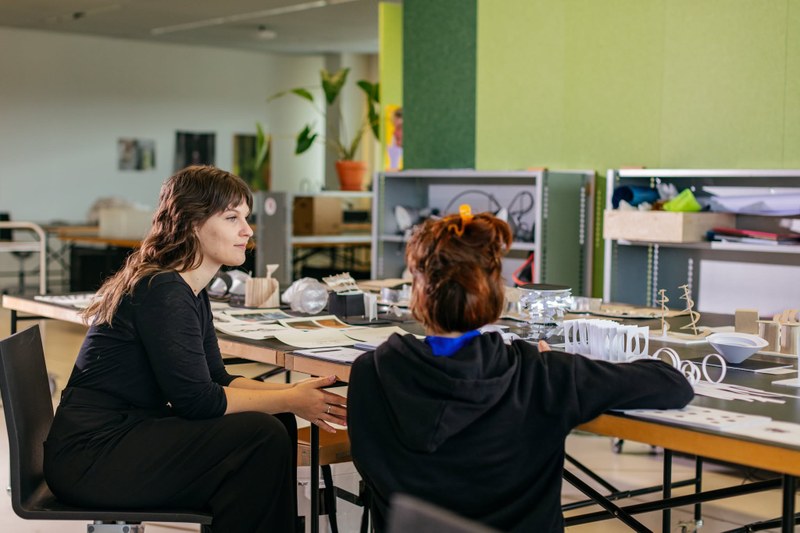 Studierende der HGK Basel arbeiten in einem Atelier an Entwürfen
