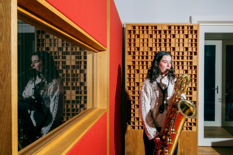 Eine Baritonsaxohponistin in einem Studio auf dem Jazzcampus der Hochschule für Musik Basel