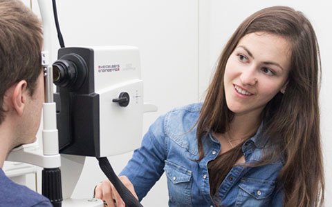 Portrait of Aline Rossel, Absolventin des Bachelor-Studiengangs Optometrie