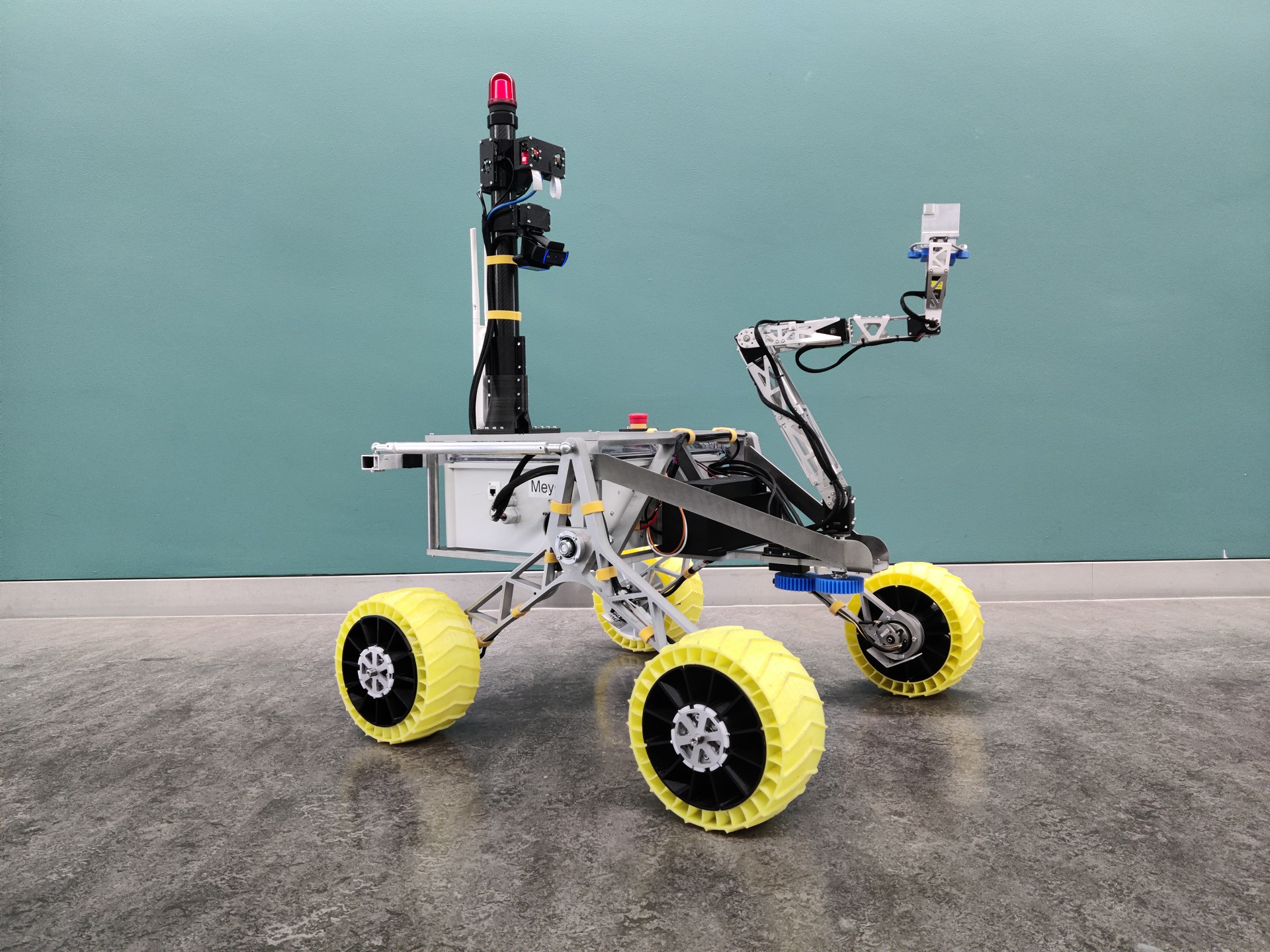 Der Mars Rover der FHNW vor blauem Hintergrund