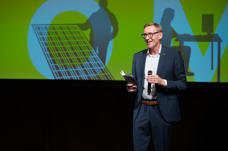 Prof. Dr. Peter Flohr, Direktor der Hochschule für Technik und Umwelt FHNW, gratuliert allen Absolventinnen und Absolventen.