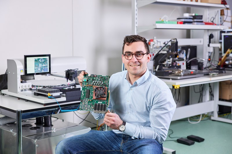 Forscher mit digitaler Schaltung